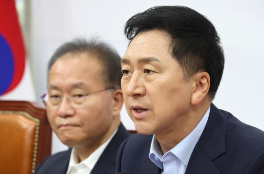 김기현(오른쪽) 국민의힘 대표가 18일 국회 본청에서 열린 당 최고위원회의에서 발언하고 있다. 왼쪽은 윤재옥 원내대표.<연합뉴스>